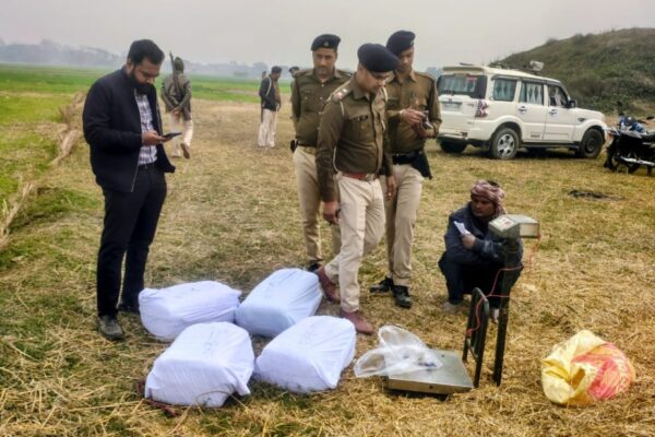 इनरवा पुलिस की बड़ी कार्रवाई, चिमनी के पास छुपाकर रखा 52 किलो गांजा बरामद, दो तस्कर गिरफ्तार