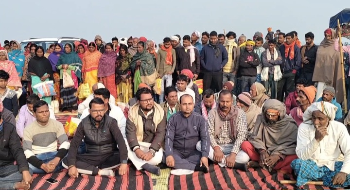बगहा मे धरना पर बैठे लोग