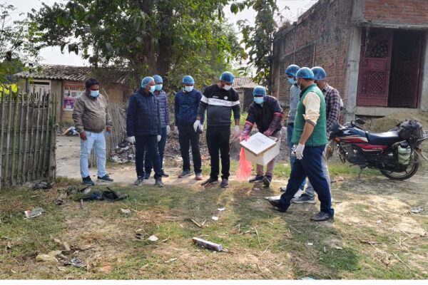 कौवों की मौत की जांच, पशुपालन विभाग की टीम ने लिए सैंपल