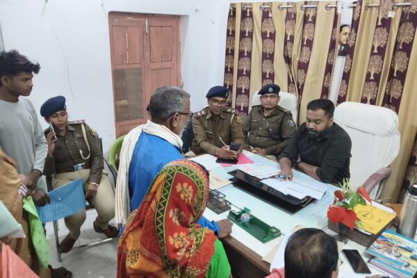 Bihar news : मैनाटाड़ अंचल में जनता दरबार, फरियादियों की रही भीड़