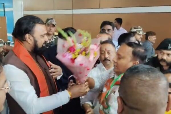 West Bengal News : बागडोगरा एयरपोर्ट पर उपमुख्यमंत्री सम्राट चौधरी का भव्य स्वागत, राष्ट्रपति के अपमान का लगाया आरोप