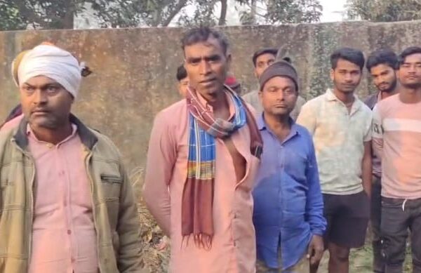 Bihar news : गौनाहा प्रखंड के बेलसंडी में तीन दिनों से नल जल का पानी नहीं मिलने से लोग परेशान ।
