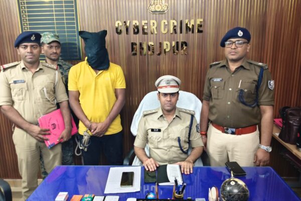 Bihar news : भोजपुर पुलिस की बड़ी सफलता, साइबर ठगी गिरोह का सदस्य गिरफ्तार; मोबाइल, सिम और एटीएम कार्ड बरामद