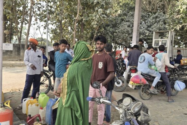 Bihar news : ईरान-इजरायल तनाव की खबरों से पेट्रोल पंपों पर उमड़ी भीड़, तेल खत्म होने की आशंका से लंबी कतार