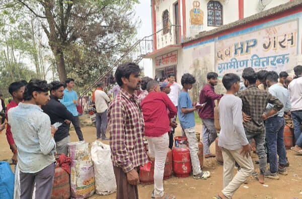 Bihar news : मैनाटाड़ में गैस खत्म होने की अफवाह से हड़कंप, सुबह चार बजे से लग रही लंबी कतार