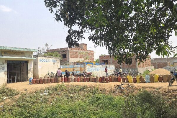 Bihar news : मैनाटाड़ में गैस आपूर्ति चरमराई, कालाबाजारी के आरोप 