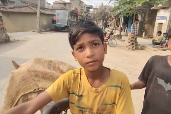 स्कूल समय में बच्चों से एमडीएम बनवाने के लकड़ी ढुलवाने का मामला आया सामने, वीडियो वायरल