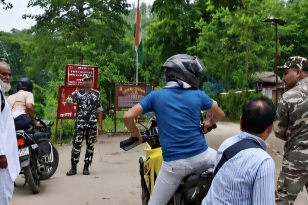 Bihar news : गौनाहा के ठोरी चेकपोस्ट का वीडियो वायरल, एसएसबी जवान पर युवक से मारपीट का आरोप