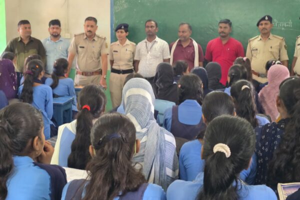Bihar news : उच्चतर माध्यमिक विद्यालय इनरवा में ‘पुलिस दीदी’ कार्यक्रम आयोजित, छात्राओं को सुरक्षा और अधिकारों के प्रति किया गया जागरूक